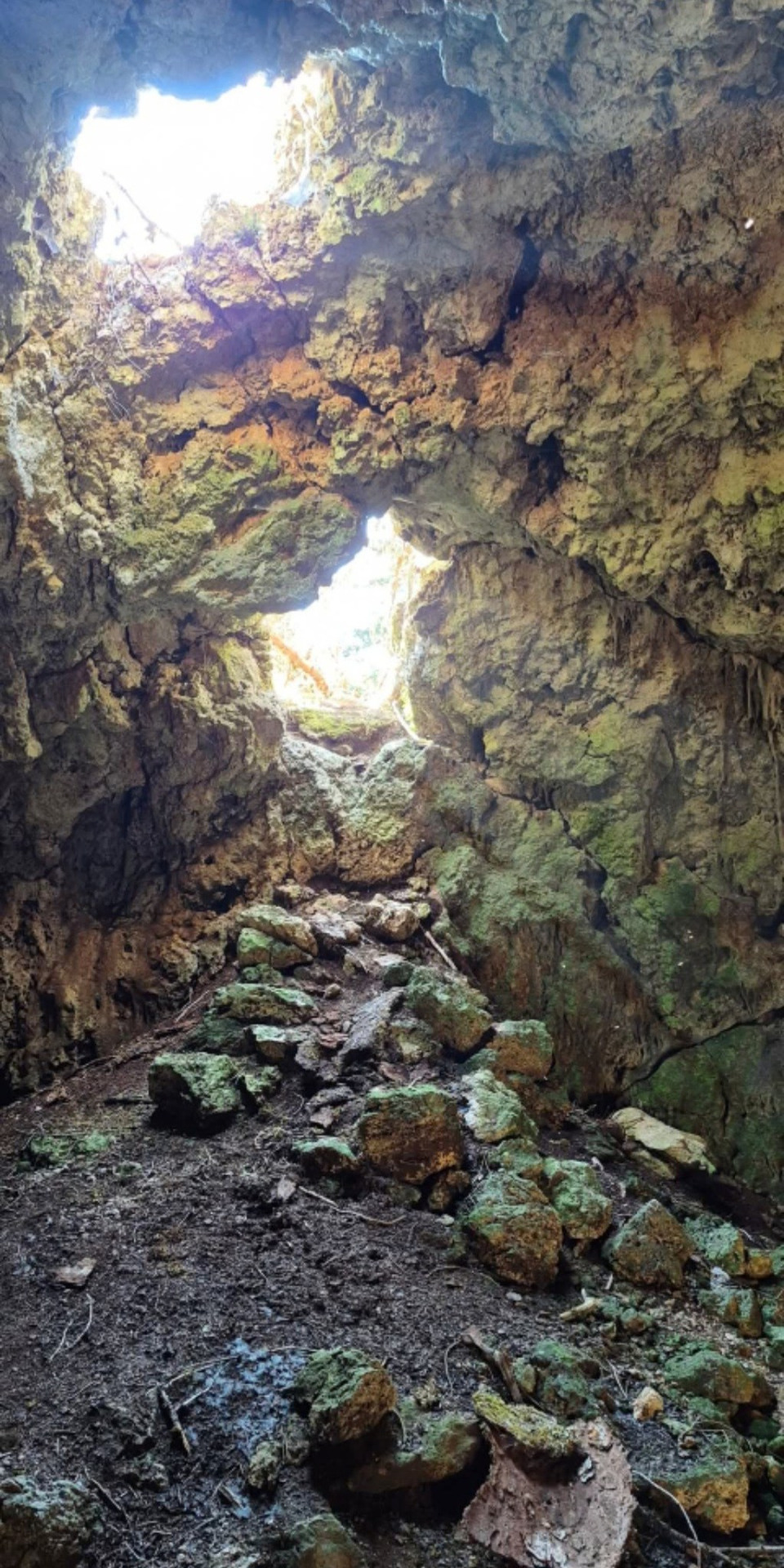 Petasi cave, ainos